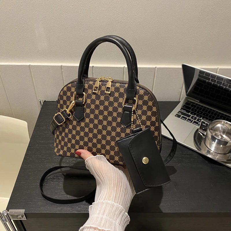 Monogramm-Muscheltasche mit Mini-Münzgeldbörse