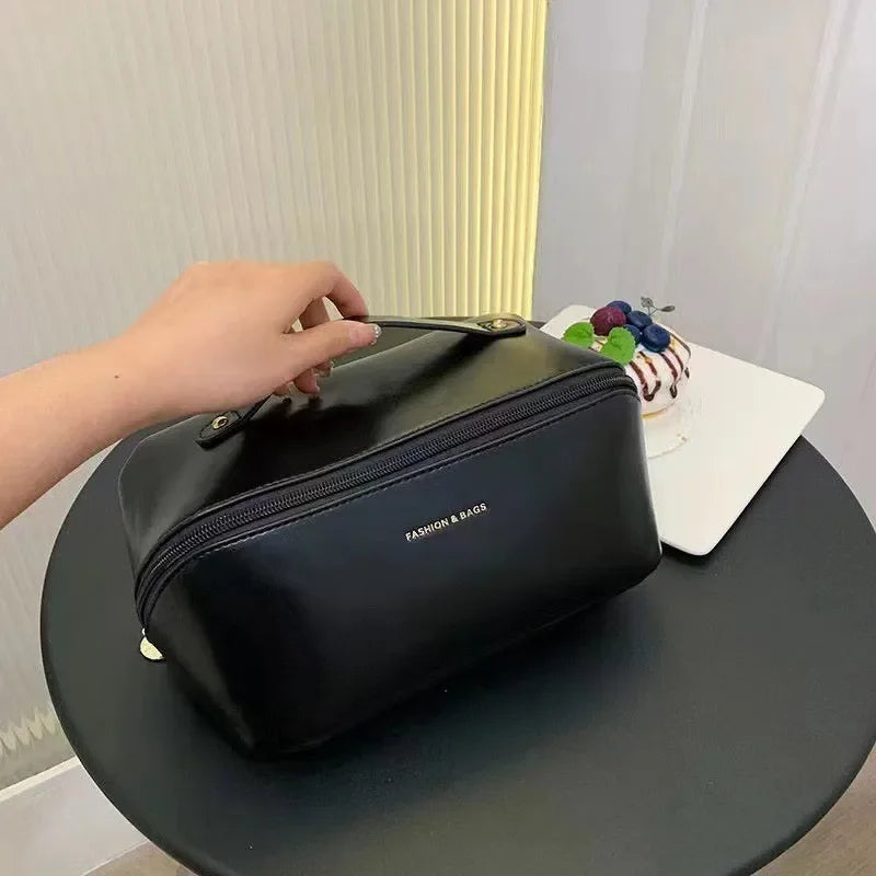 LUNA Compact Wash Pouch