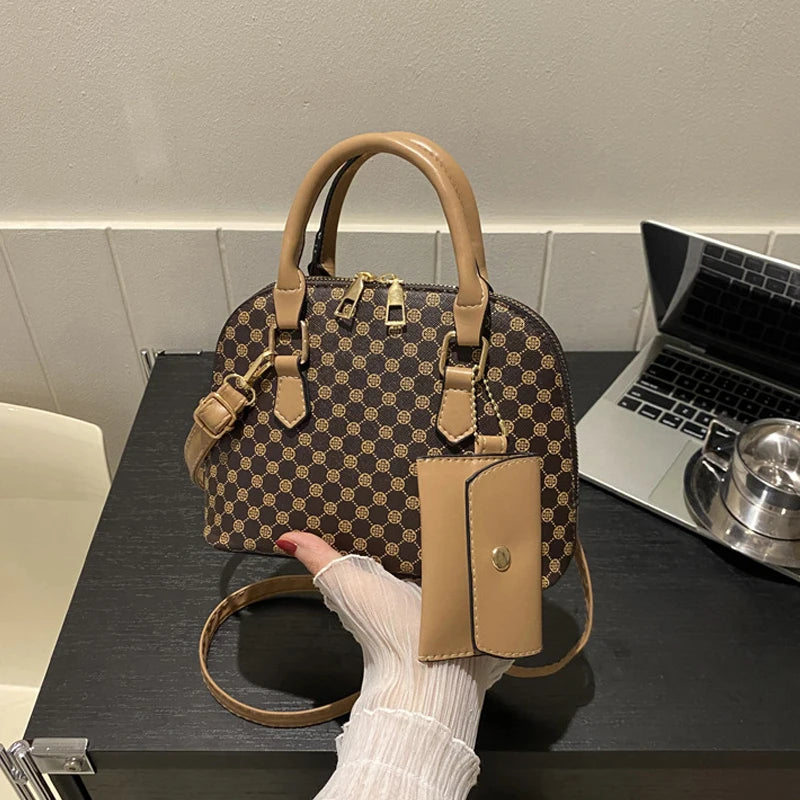Monogramm-Muscheltasche mit Mini-Münzgeldbörse