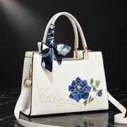 Floral embroidered bag Luna shot 7