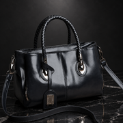 Stitched shoulder bag Luna shot 2